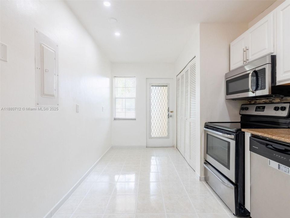 Active With Contract: $189,900 (2 beds, 2 baths, 1112 Square Feet)