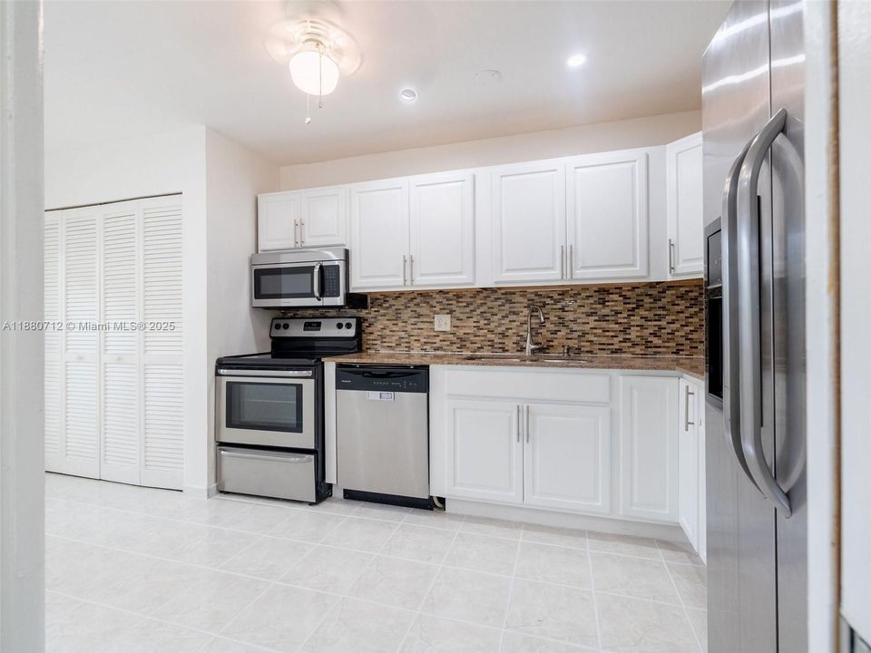Active With Contract: $189,900 (2 beds, 2 baths, 1112 Square Feet)
