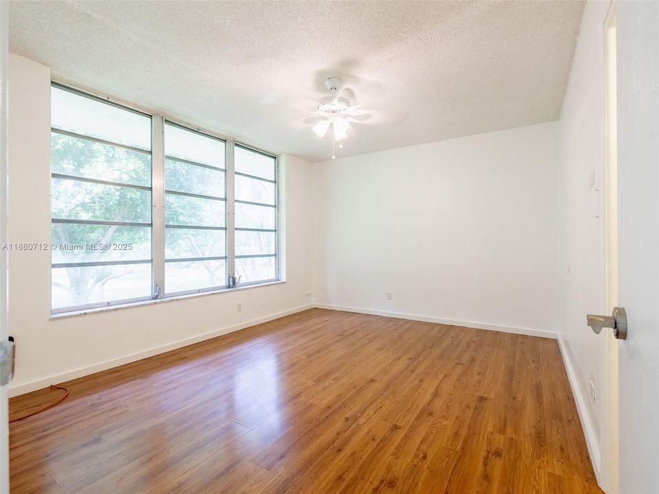 Active With Contract: $189,900 (2 beds, 2 baths, 1112 Square Feet)