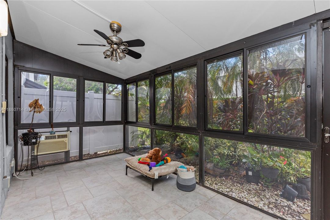 Недавно продано: $415,000 (3 спален, 2 ванн, 1556 Квадратных фут)