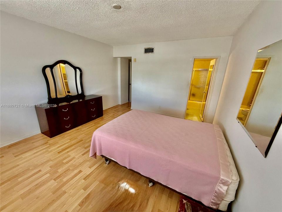 En Venta: $293,000 (1 camas, 1 baños, 919 Pies cuadrados)