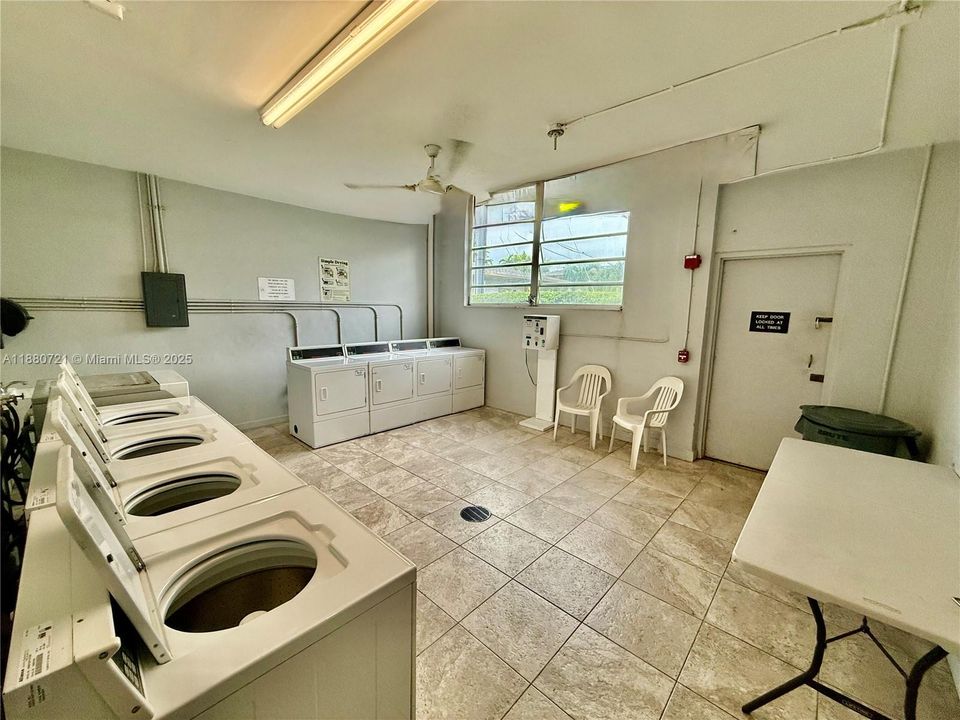 En Venta: $293,000 (1 camas, 1 baños, 919 Pies cuadrados)