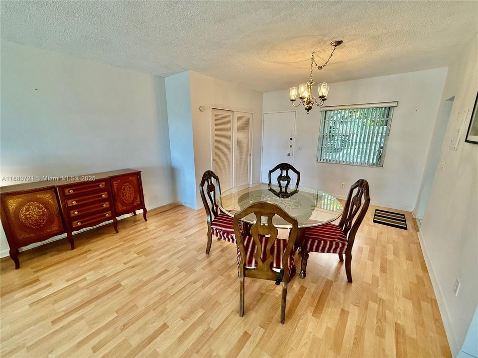 En Venta: $293,000 (1 camas, 1 baños, 919 Pies cuadrados)