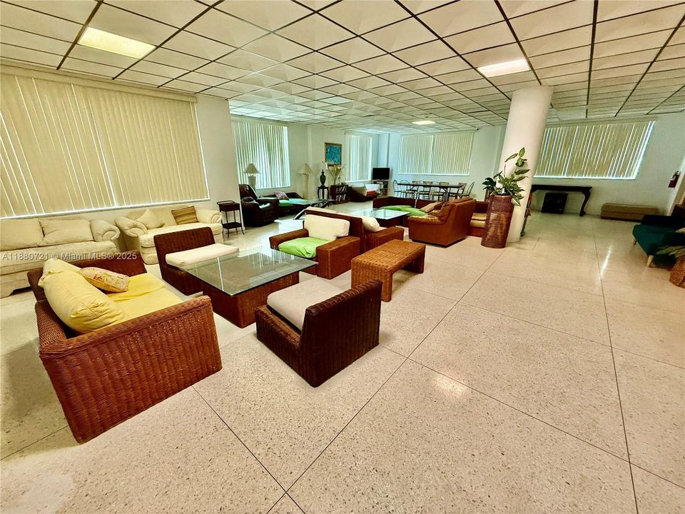 En Venta: $293,000 (1 camas, 1 baños, 919 Pies cuadrados)