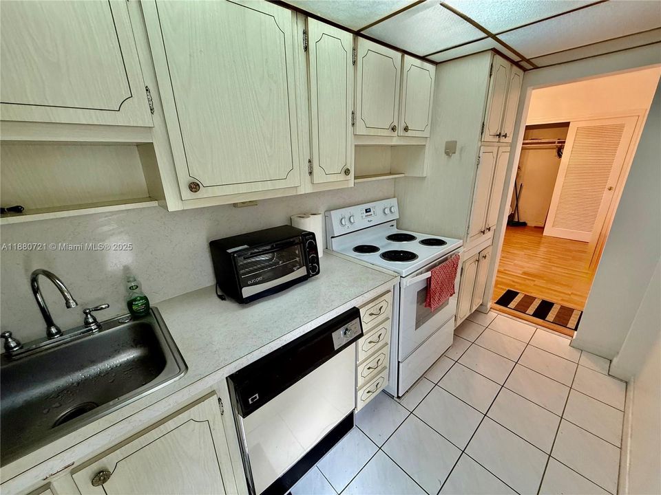 En Venta: $293,000 (1 camas, 1 baños, 919 Pies cuadrados)