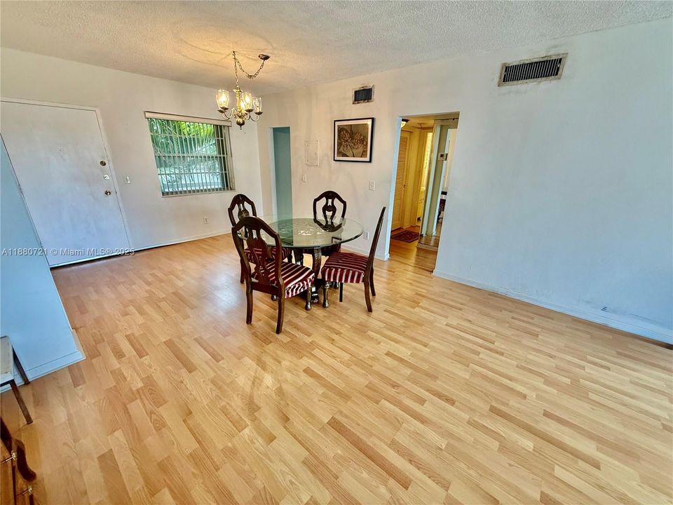 En Venta: $293,000 (1 camas, 1 baños, 919 Pies cuadrados)