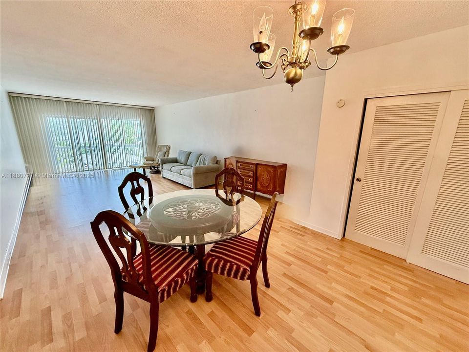 En Venta: $293,000 (1 camas, 1 baños, 919 Pies cuadrados)