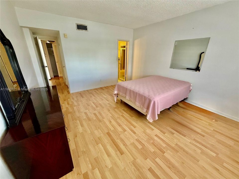 En Venta: $293,000 (1 camas, 1 baños, 919 Pies cuadrados)