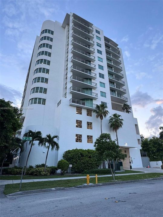 最近售出: $395,000 (1 贝兹, 1 浴室, 698 平方英尺)