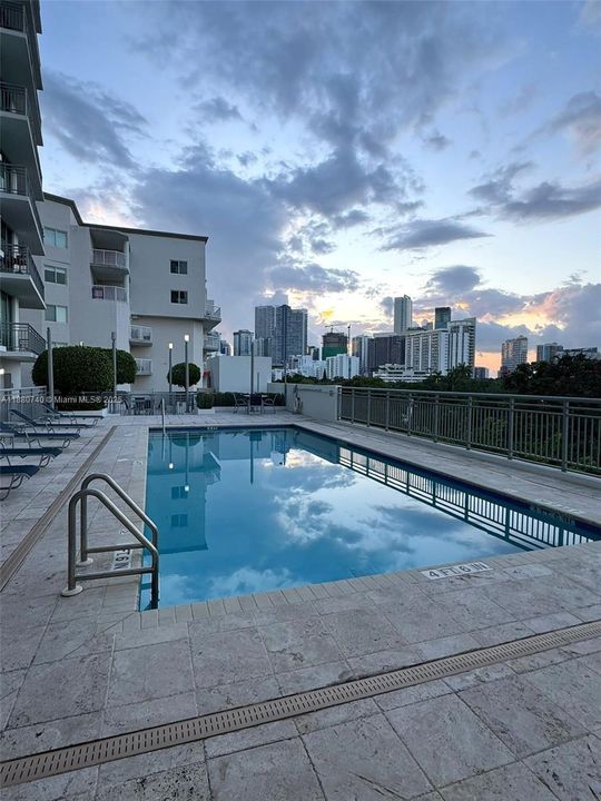 最近售出: $395,000 (1 贝兹, 1 浴室, 698 平方英尺)