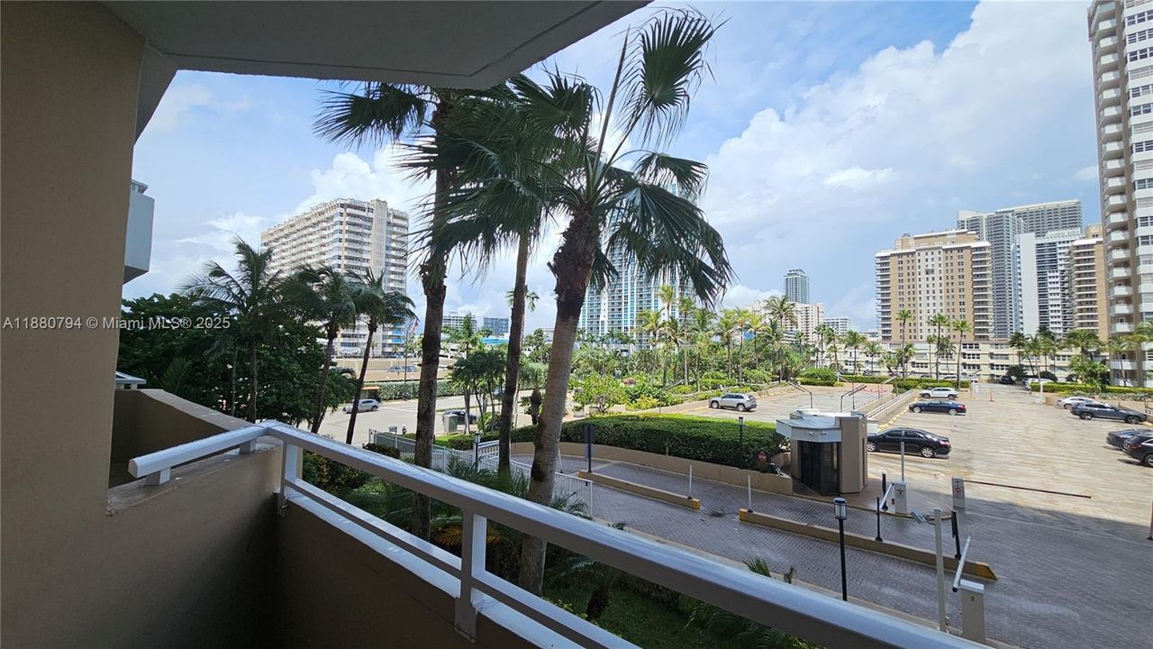 Под контрактом: $3,500 (1 спален, 1 ванн, 870 Квадратных фут)