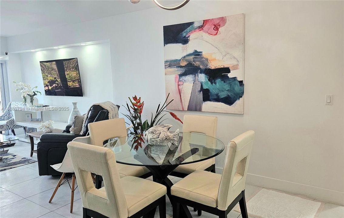 Под контрактом: $3,500 (1 спален, 1 ванн, 870 Квадратных фут)