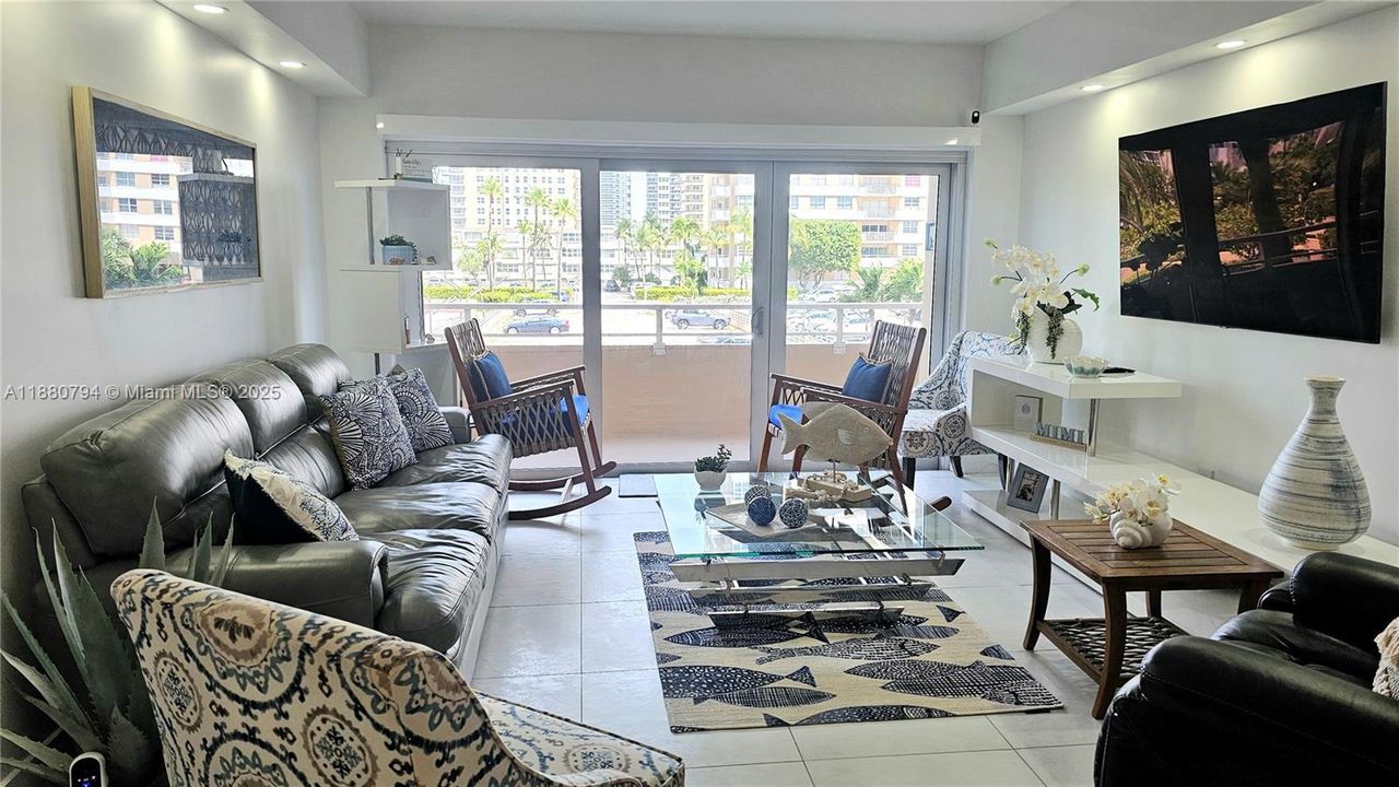 Под контрактом: $3,500 (1 спален, 1 ванн, 870 Квадратных фут)