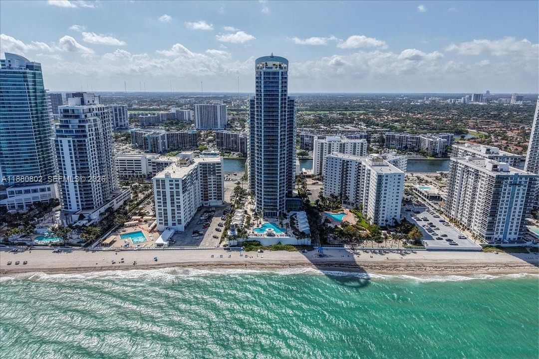 For Sale: $1,895,000 (3 beds, 3 baths, 2627 Square Feet)