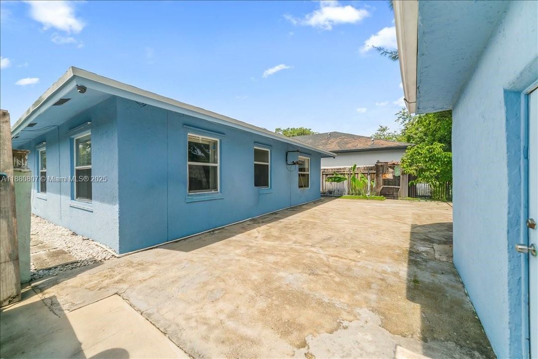 For Sale: $500,000 (4 beds, 2 baths, 1254 Square Feet)