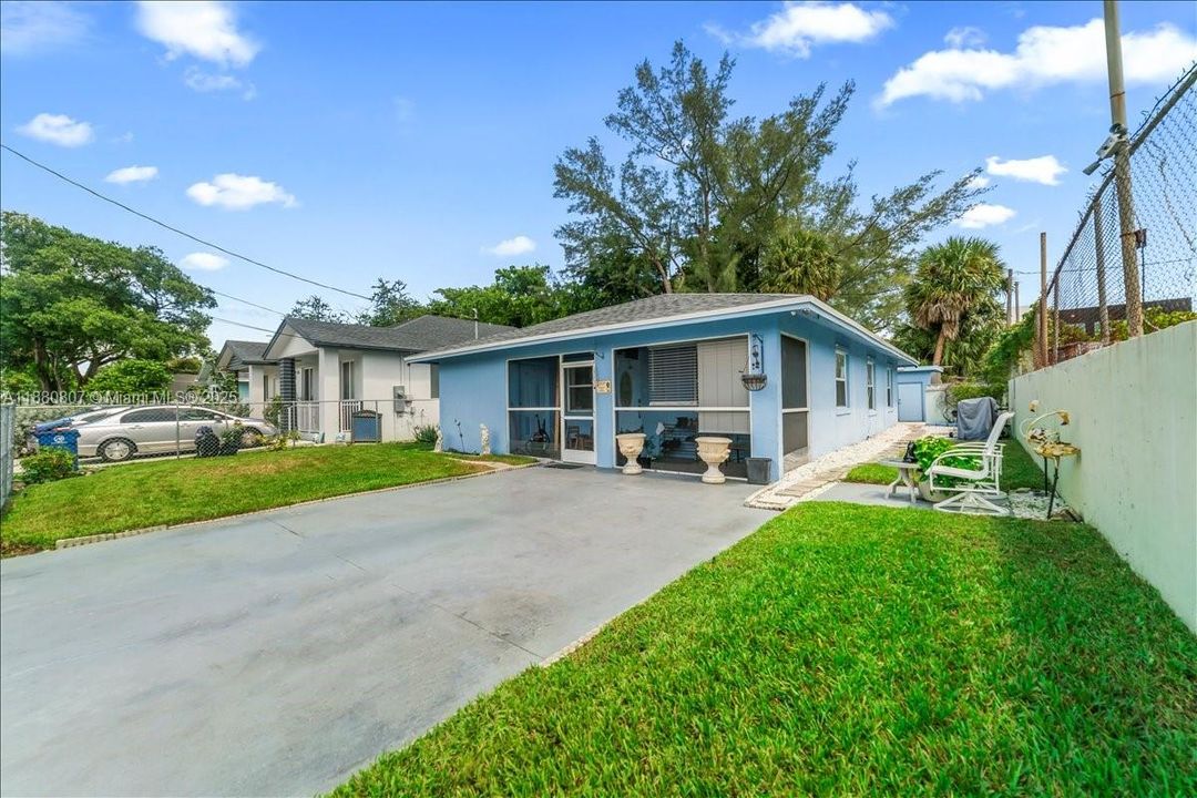 For Sale: $500,000 (4 beds, 2 baths, 1254 Square Feet)