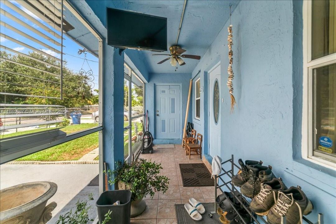 For Sale: $500,000 (4 beds, 2 baths, 1254 Square Feet)