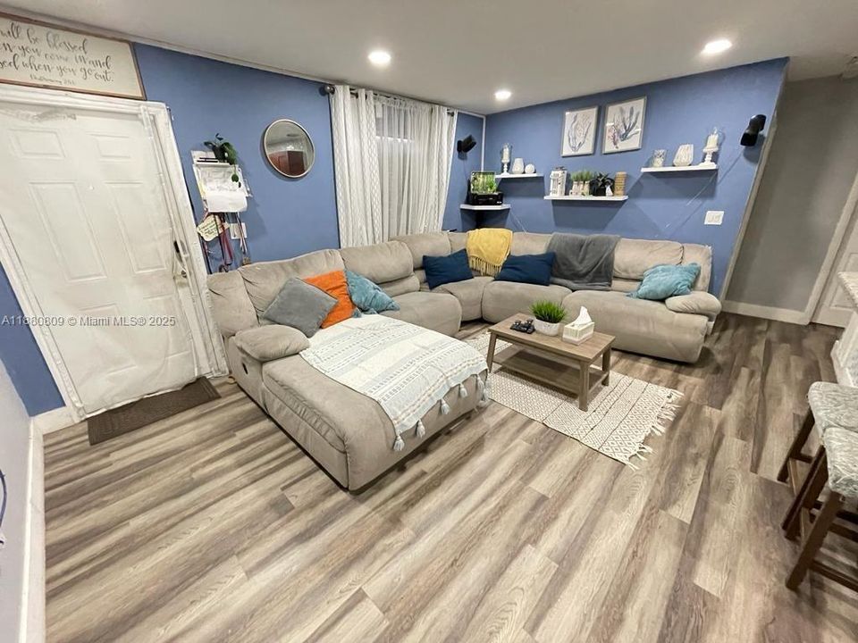 Под контрактом: $425,000 (4 спален, 2 ванн, 1277 Квадратных фут)