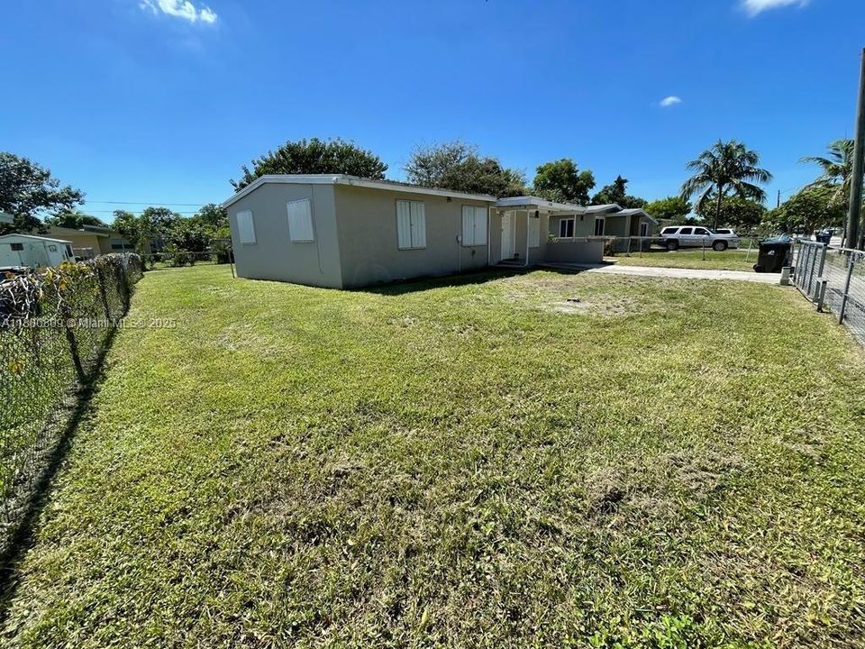 Под контрактом: $425,000 (4 спален, 2 ванн, 1277 Квадратных фут)