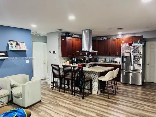 Под контрактом: $425,000 (4 спален, 2 ванн, 1277 Квадратных фут)