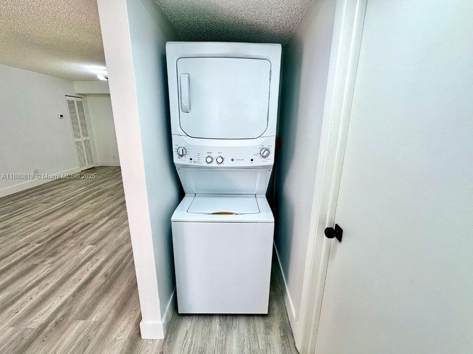 合同活跃: $218,933 (2 贝兹, 2 浴室, 1100 平方英尺)