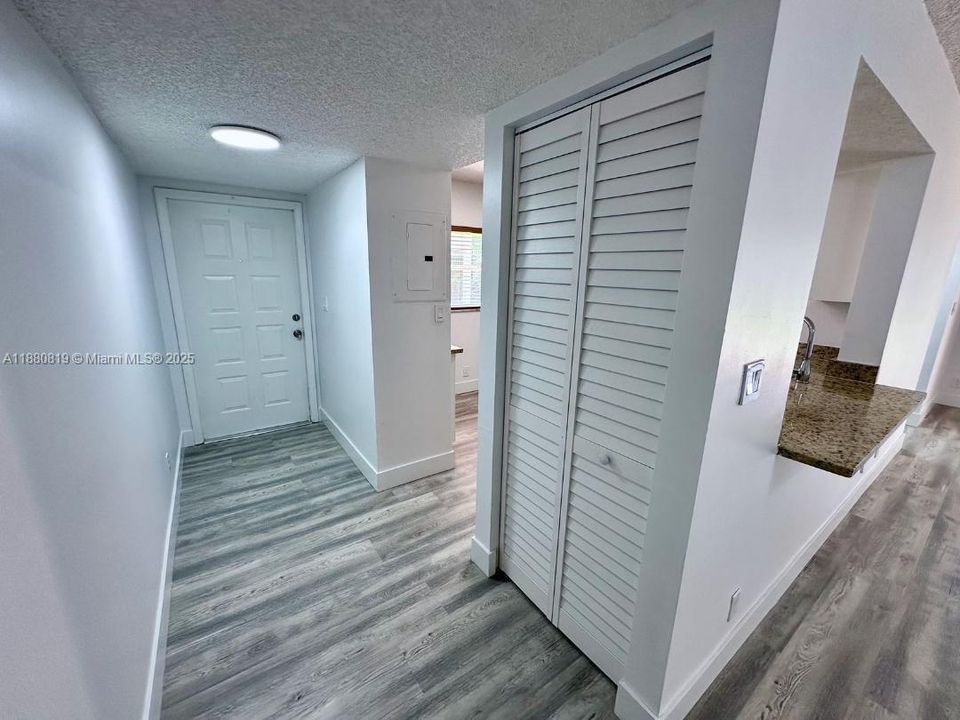 合同活跃: $218,933 (2 贝兹, 2 浴室, 1100 平方英尺)