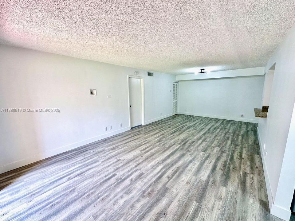 合同活跃: $218,933 (2 贝兹, 2 浴室, 1100 平方英尺)