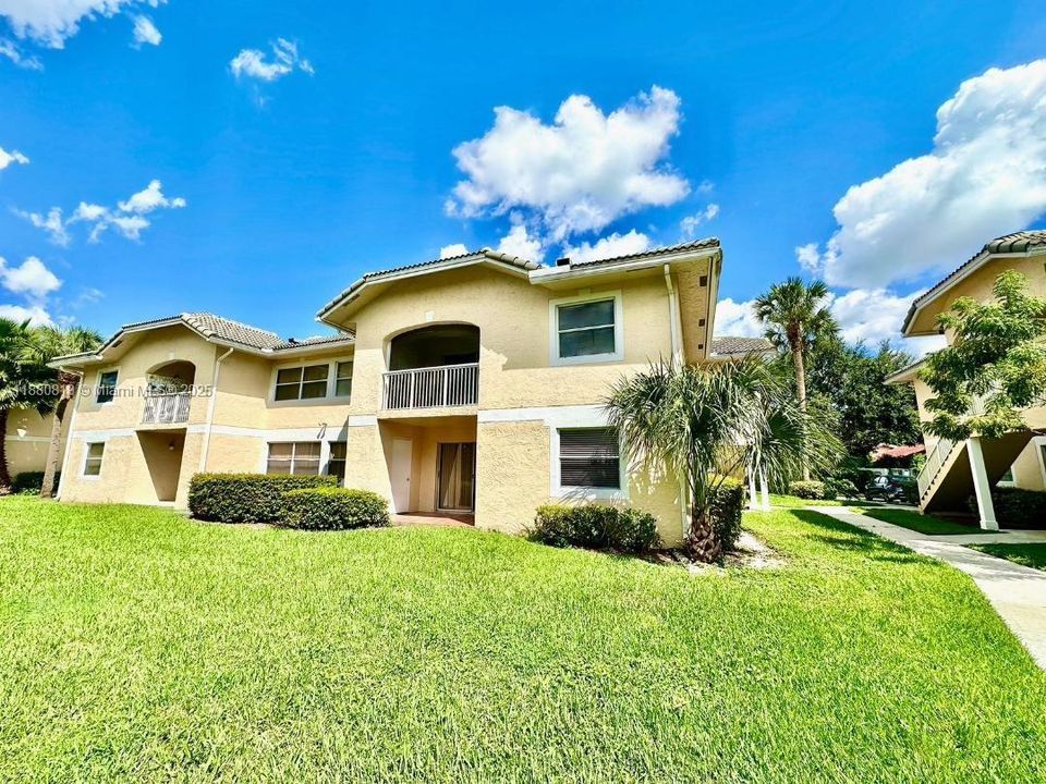 合同活跃: $218,933 (2 贝兹, 2 浴室, 1100 平方英尺)