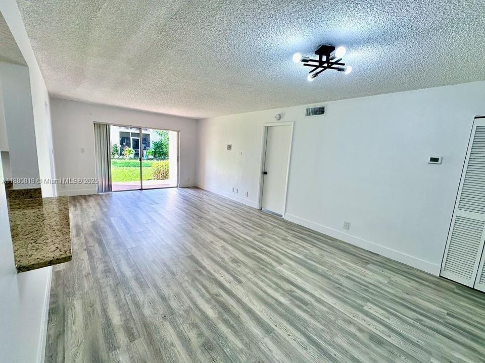 合同活跃: $218,933 (2 贝兹, 2 浴室, 1100 平方英尺)