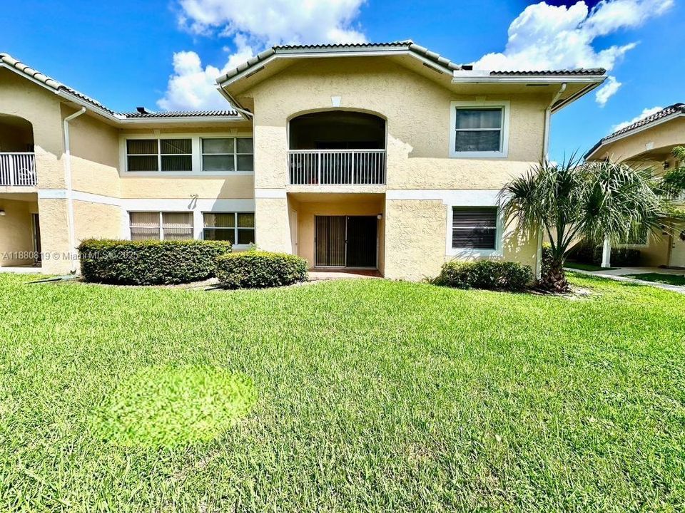 合同活跃: $218,933 (2 贝兹, 2 浴室, 1100 平方英尺)