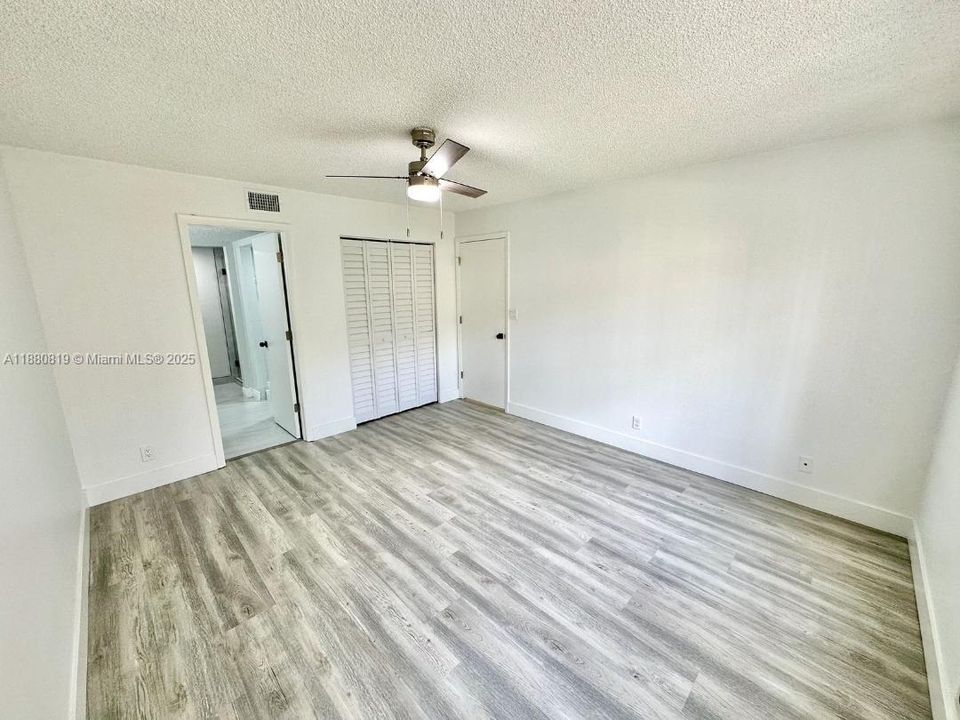 合同活跃: $218,933 (2 贝兹, 2 浴室, 1100 平方英尺)