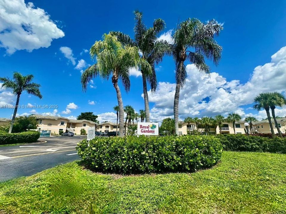 合同活跃: $218,933 (2 贝兹, 2 浴室, 1100 平方英尺)