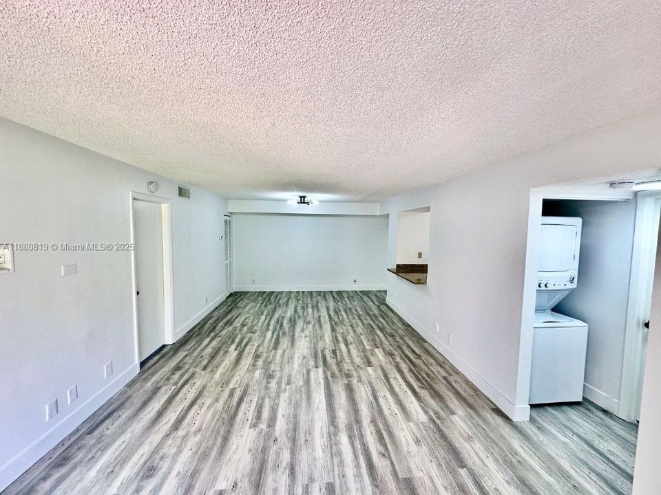 合同活跃: $218,933 (2 贝兹, 2 浴室, 1100 平方英尺)