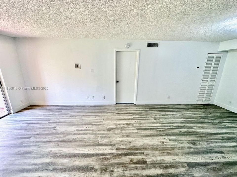 合同活跃: $218,933 (2 贝兹, 2 浴室, 1100 平方英尺)