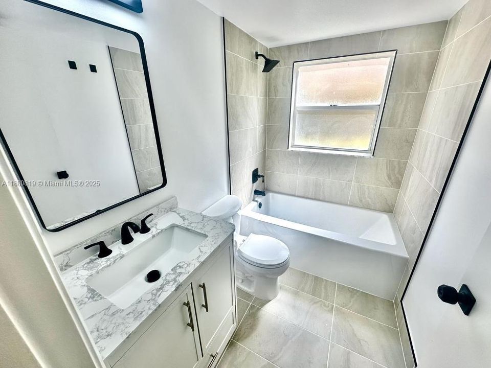 合同活跃: $218,933 (2 贝兹, 2 浴室, 1100 平方英尺)