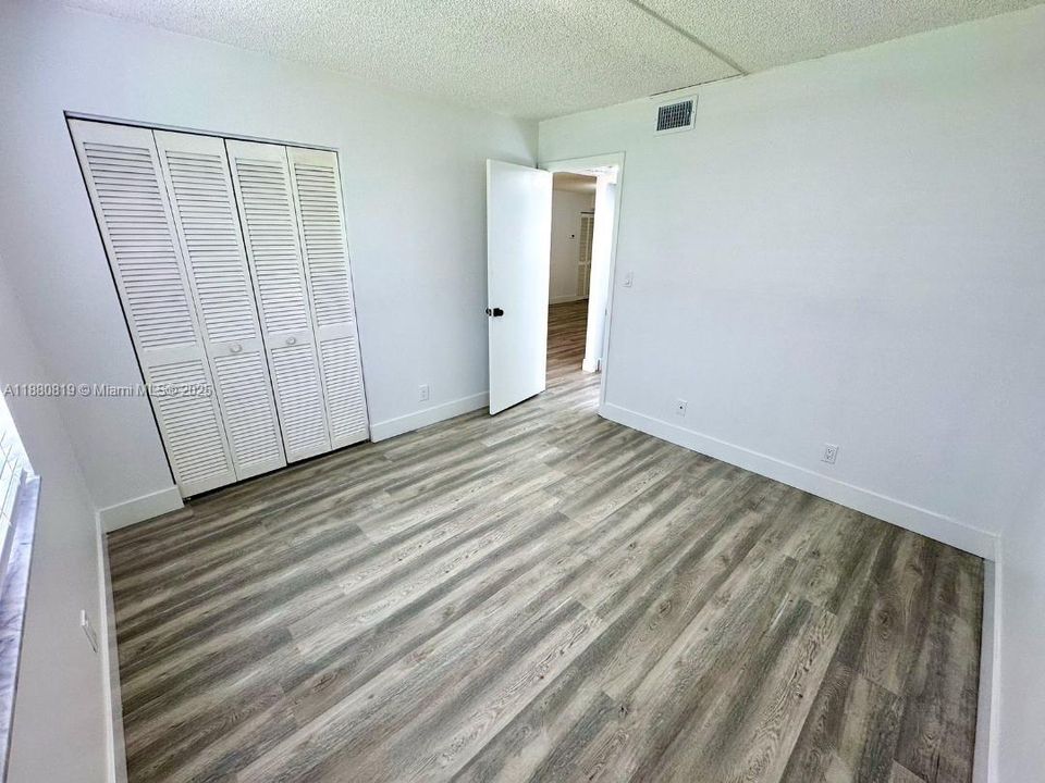 合同活跃: $218,933 (2 贝兹, 2 浴室, 1100 平方英尺)