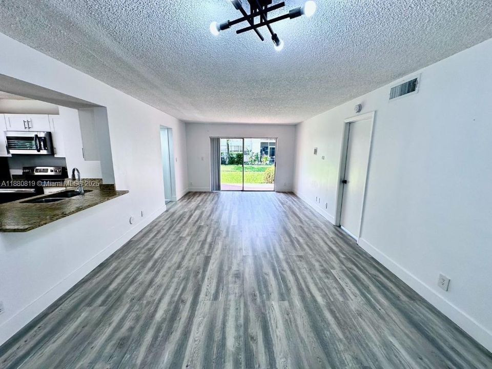 合同活跃: $218,933 (2 贝兹, 2 浴室, 1100 平方英尺)