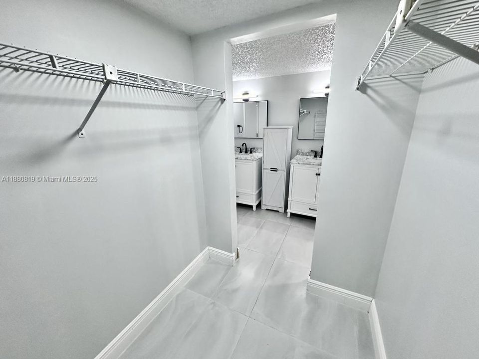 合同活跃: $218,933 (2 贝兹, 2 浴室, 1100 平方英尺)