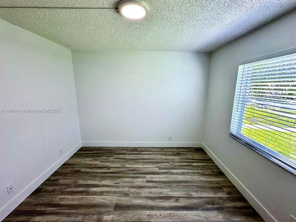 合同活跃: $218,933 (2 贝兹, 2 浴室, 1100 平方英尺)