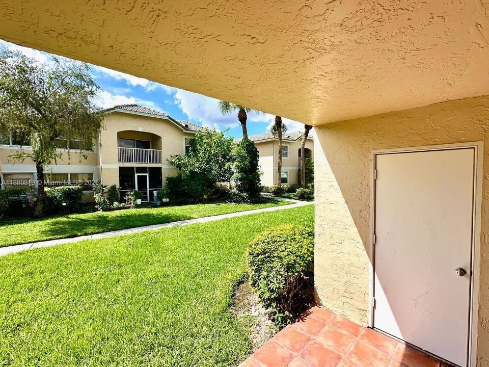 合同活跃: $218,933 (2 贝兹, 2 浴室, 1100 平方英尺)