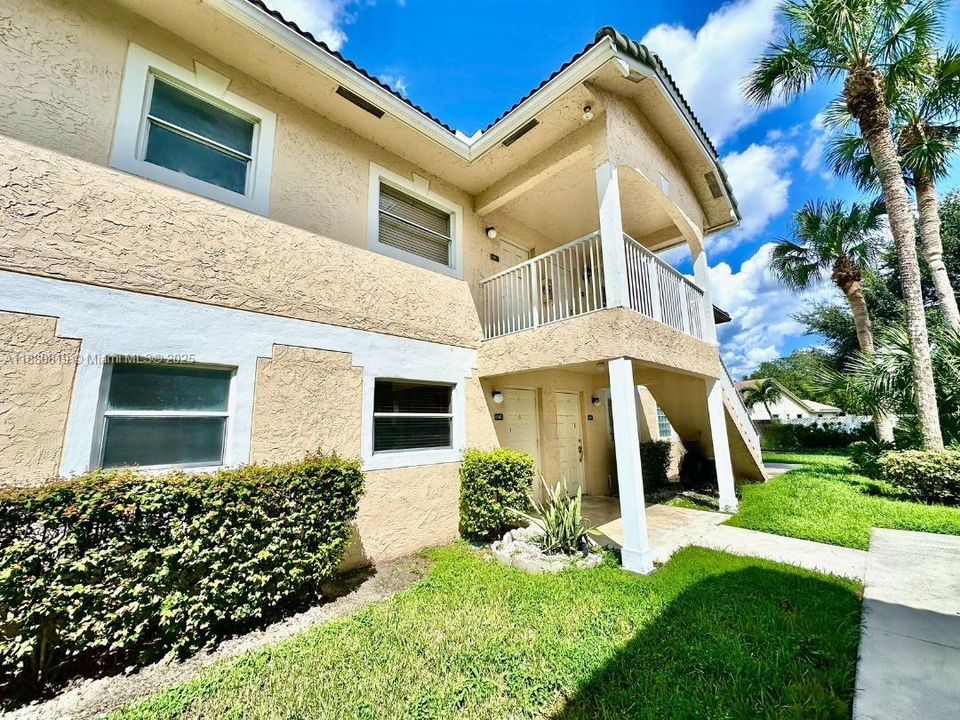 合同活跃: $218,933 (2 贝兹, 2 浴室, 1100 平方英尺)