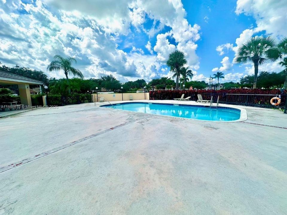 合同活跃: $218,933 (2 贝兹, 2 浴室, 1100 平方英尺)