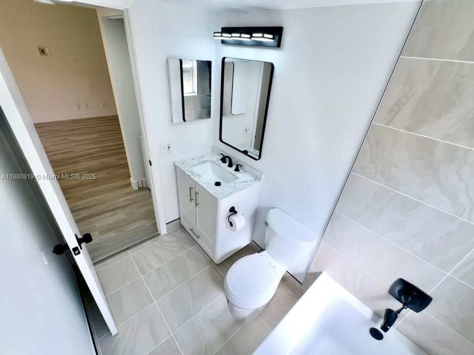 合同活跃: $218,933 (2 贝兹, 2 浴室, 1100 平方英尺)