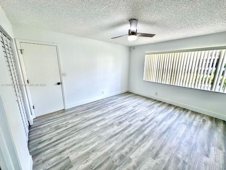 合同活跃: $218,933 (2 贝兹, 2 浴室, 1100 平方英尺)