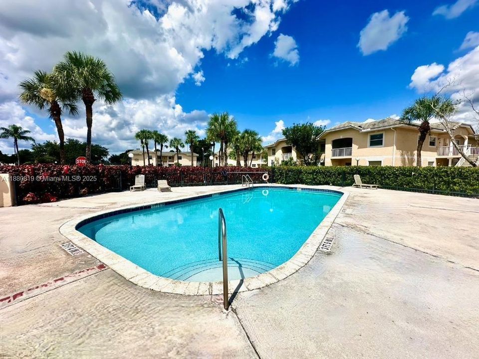 合同活跃: $218,933 (2 贝兹, 2 浴室, 1100 平方英尺)