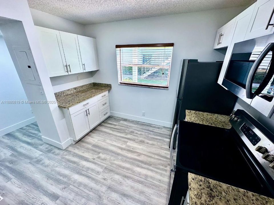 合同活跃: $218,933 (2 贝兹, 2 浴室, 1100 平方英尺)