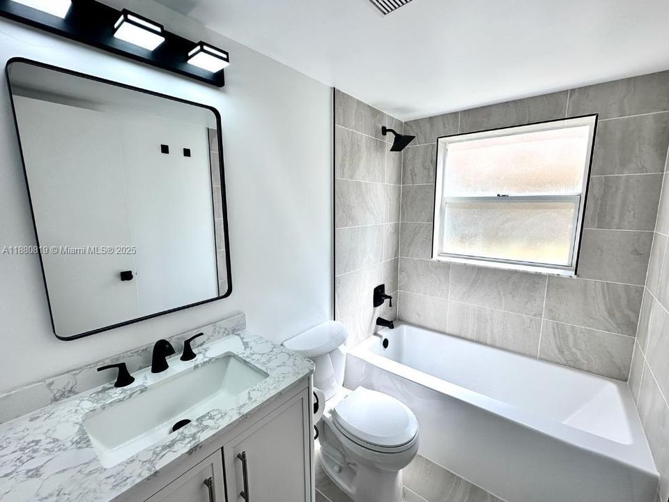 合同活跃: $218,933 (2 贝兹, 2 浴室, 1100 平方英尺)