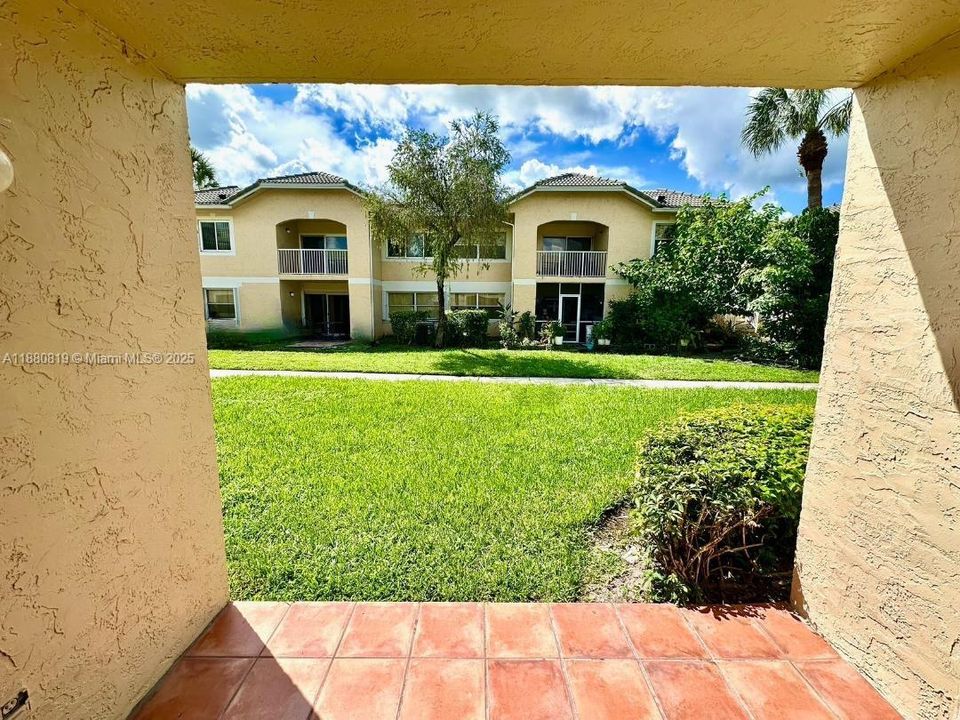 合同活跃: $218,933 (2 贝兹, 2 浴室, 1100 平方英尺)