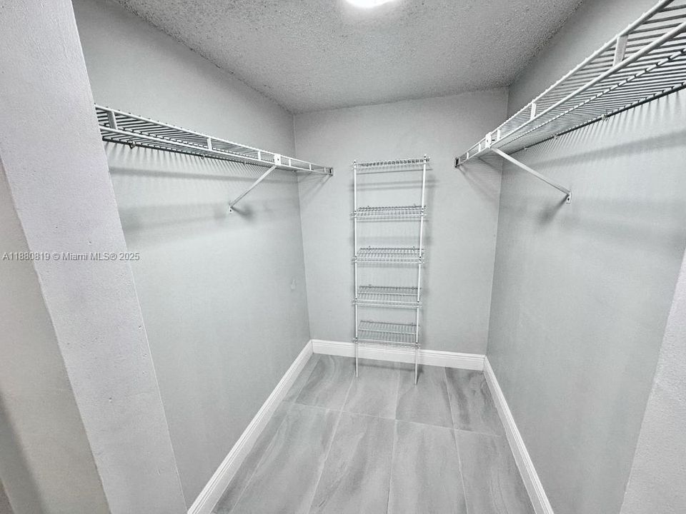 合同活跃: $218,933 (2 贝兹, 2 浴室, 1100 平方英尺)