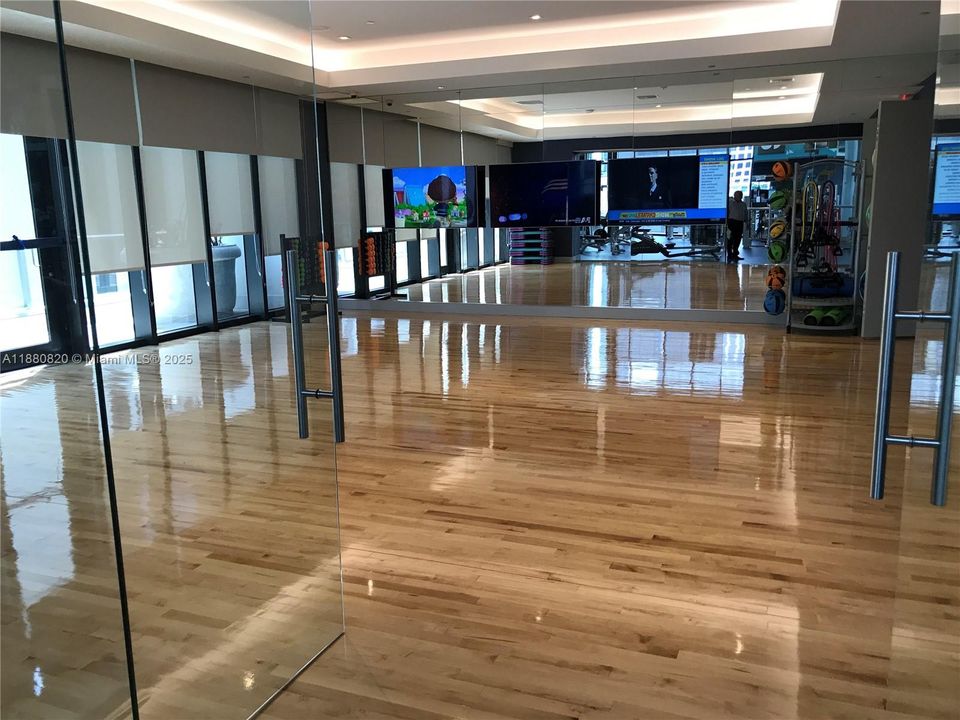 For Sale: $910,000 (2 beds, 3 baths, 1325 Square Feet)